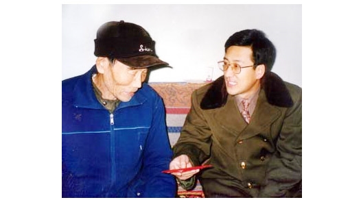   學(xué)院黨總支書記孫智憑代表學(xué)院慰問(wèn)我院離退休職工 