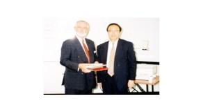 原院長(zhǎng)哈忠義與澳大利亞南悉尼學(xué)院院長(zhǎng)合影