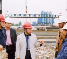       圖為學(xué)院畢業(yè)生韋世國(guó)副局長(zhǎng)（左一）、學(xué)院畢業(yè)生九泰公司 總經(jīng)理關(guān)和平（中）在施工現(xiàn)場(chǎng)