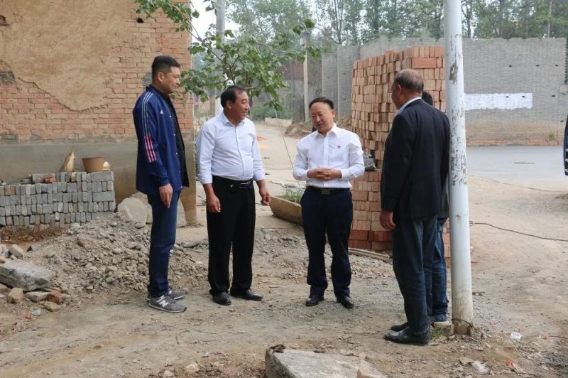 扶貧路上  攜手同行——弘義集團黨委書記、董事長張秀峰一行 到定點幫扶村調(diào)研